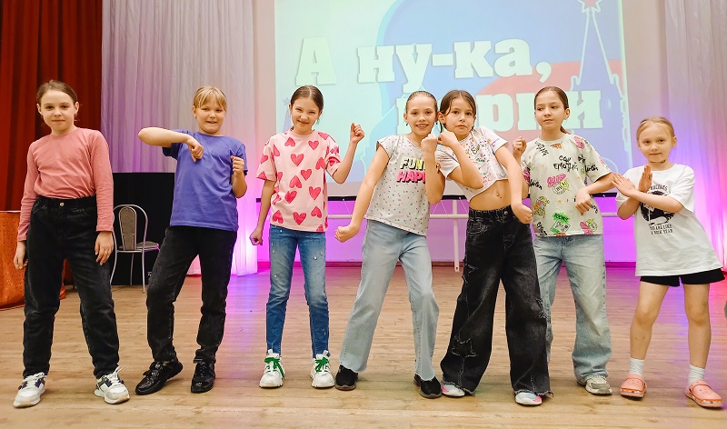 И девчонки, и мальчишки дружим вместе мы всегда.